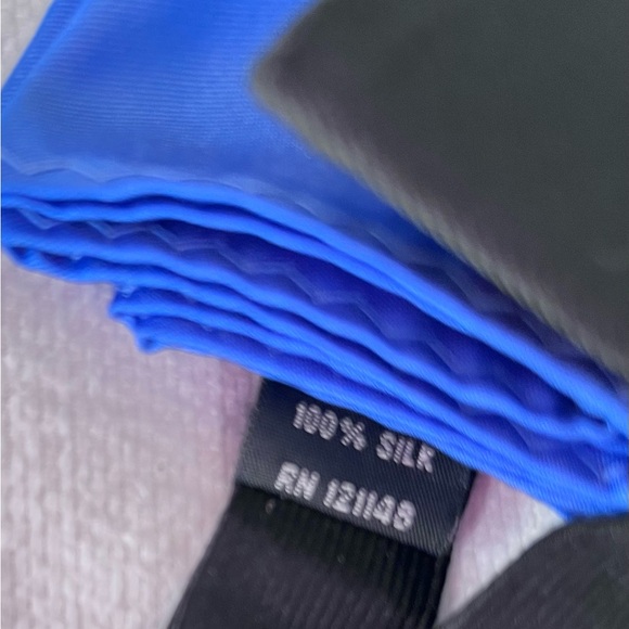 NWT IZOD Adjustable and Pre-Tied Black Bow Tie with Royal Blue Pocket Square - Picture 10 of 12